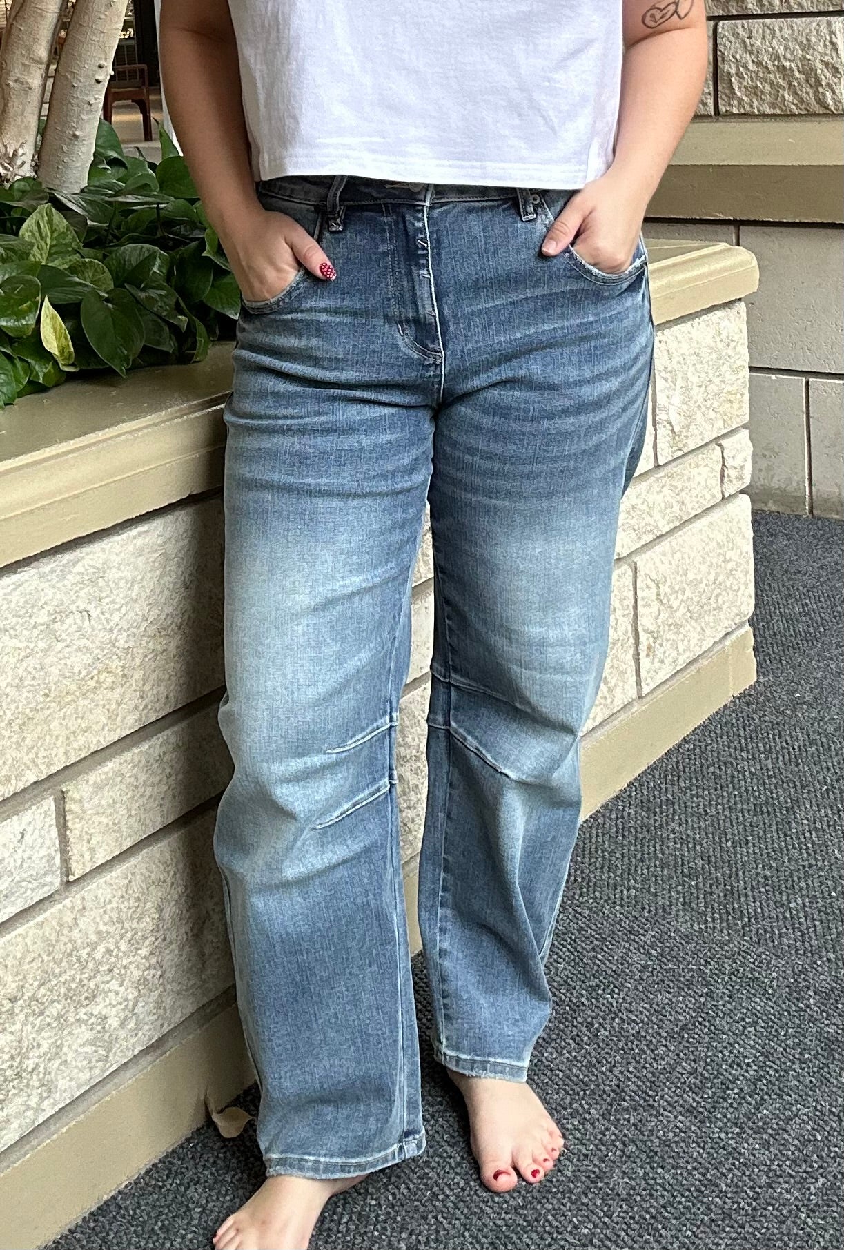 SUPER HIGH BARREL-LEG JEANS// Mica