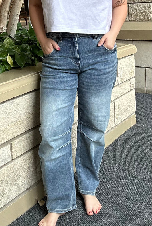 SUPER HIGH BARREL-LEG JEANS// Mica